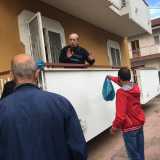 E proprio mentre stiamo parlando suona il citofono. Amedeo si affaccia sul terrazzino per salutare due persone: un signore sulla sessantina e uno pi� giovane sui 45